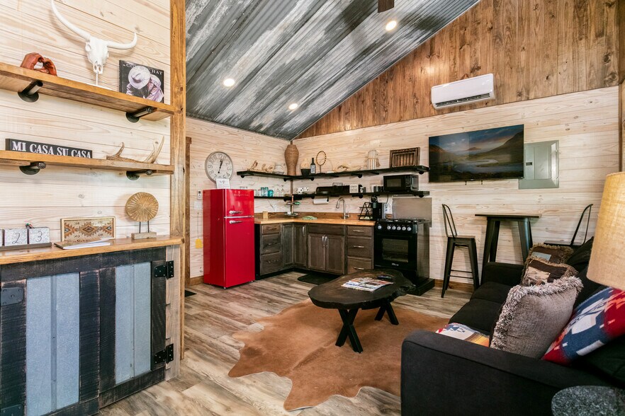 More Photos Of 100 Five Star Trl, Fredericksburg Hotel For Sale