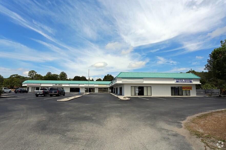 Primary Photo Of 5111-5135 Commercial Way, Spring Hill General Retail For Lease