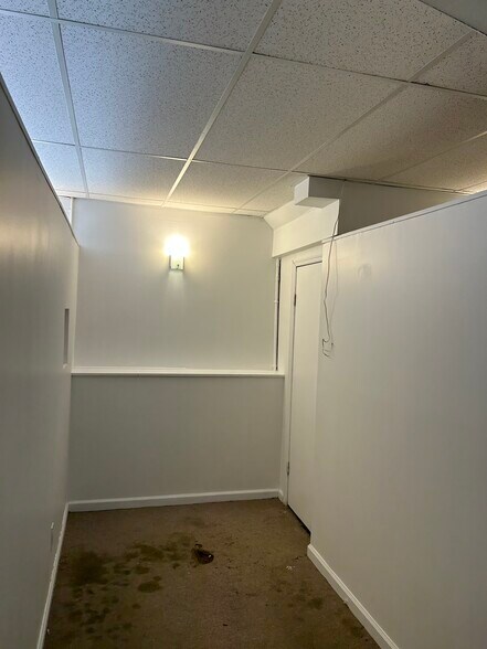 More Photos Of 101-103 W 17th St, New York Storefront Retail Residential For Lease