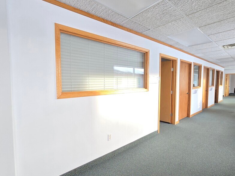 More Photos Of 5833 Pecan St, North Branch Office For Sale