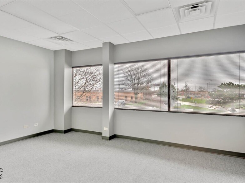 More Photos Of 1990 E Algonquin Rd, Schaumburg Office For Lease