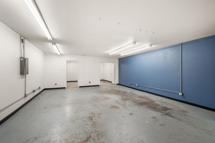 More Photos Of 4231 Bellaire Blvd, Houston Light Distribution For Lease