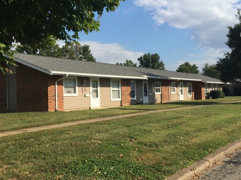 More Photos Of 1450 Luther Sq, Evansville Apartments For Sale