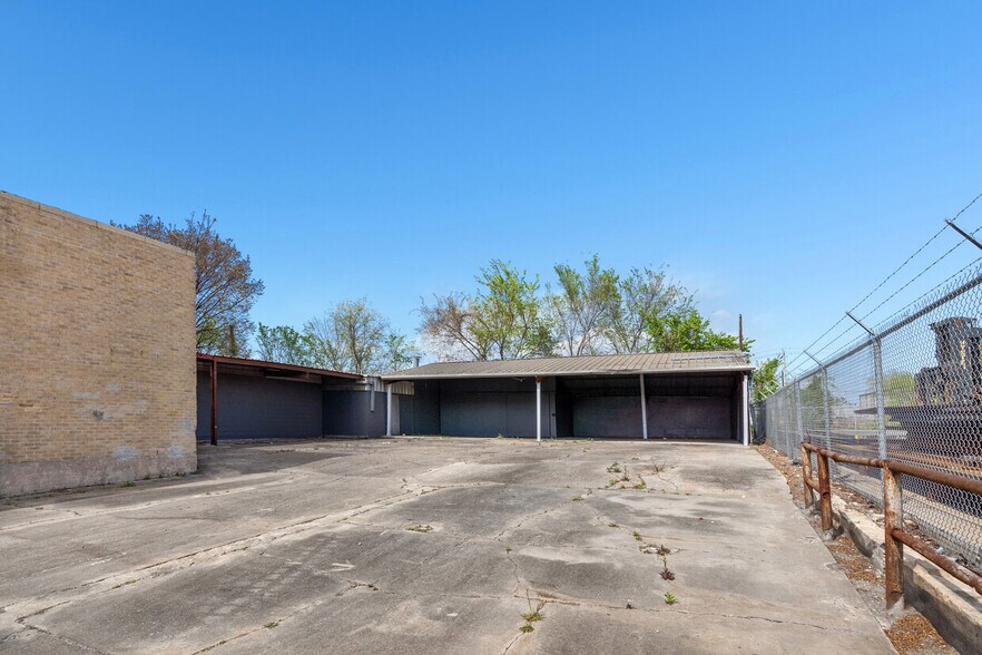 More Photos Of 5611 Clinton Dr, Houston Warehouse For Lease
