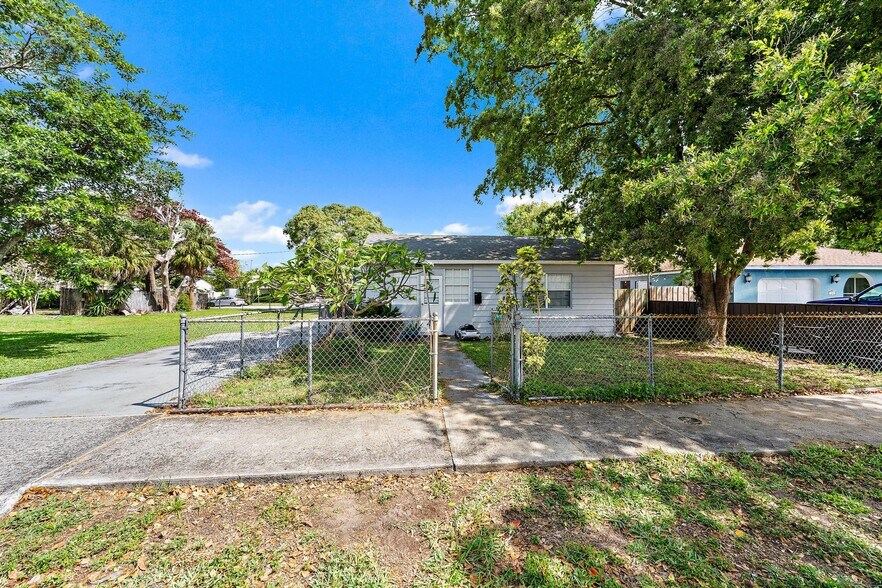 More Photos Of 940 Charles St, West Palm Beach Multifamily For Sale