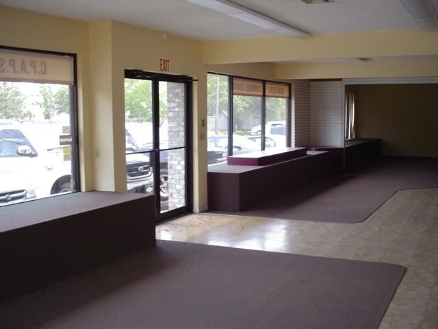 More Photos Of 750 Clarksville St, Paris Office For Sale