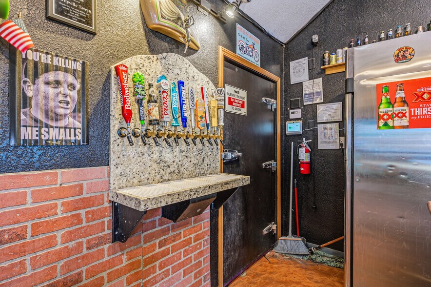 More Photos Of 877 Hancock Rd, Bullhead City Bar For Sale