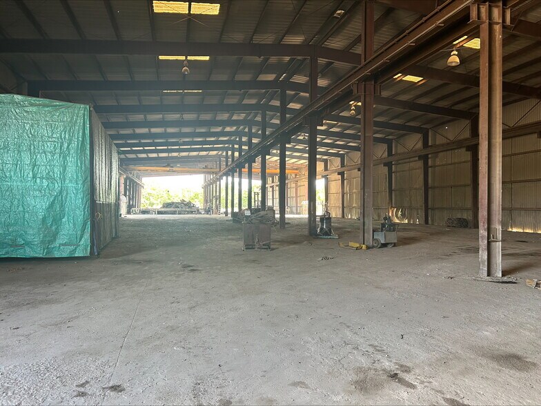 More Photos Of 9035 Mississippi St, Houston Manufacturing For Lease