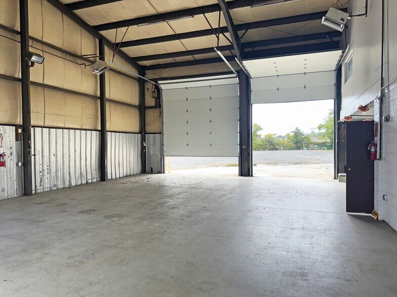 More Photos Of 4821 Stamp Rd, Temple Hills Warehouse For Lease