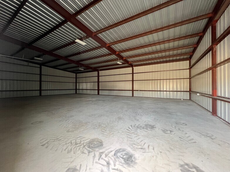 More Photos Of 11324 US Highway 281 N, Round Mountain Warehouse For Lease