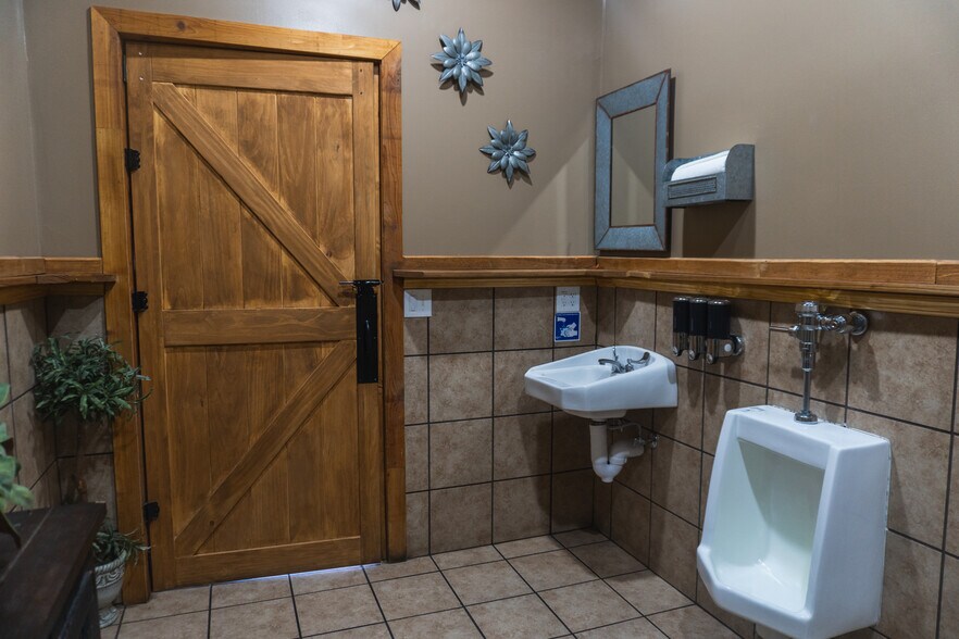 More Photos Of 3927-3929 Ames Ave, Omaha Storefront Retail Residential For Lease