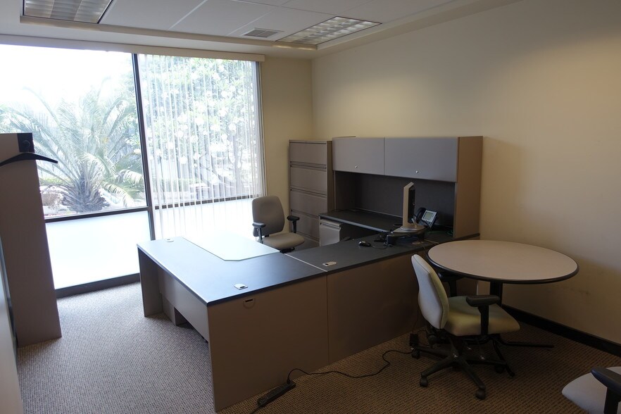 More Photos Of 960 Mapunapuna St, Honolulu Office For Lease