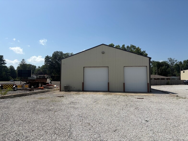 More Photos Of 1698 E Davis Dr, Terre Haute Warehouse For Lease