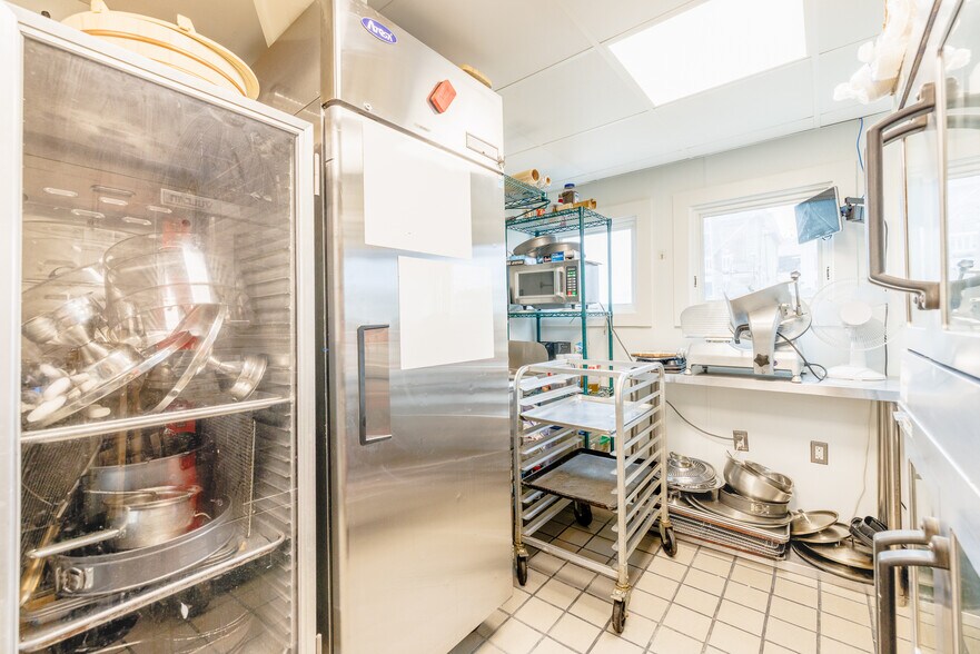 More Photos Of 9 W 43rd St, Savannah Office For Lease