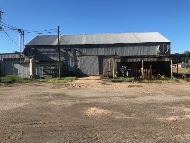 More Photos Of 520 Broadway Ave, Gladewater Industrial For Sale