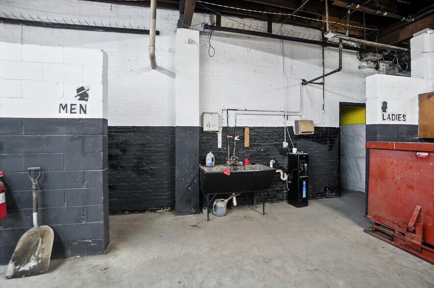 More Photos Of 603 S Broadway St, Dayton Warehouse For Sale