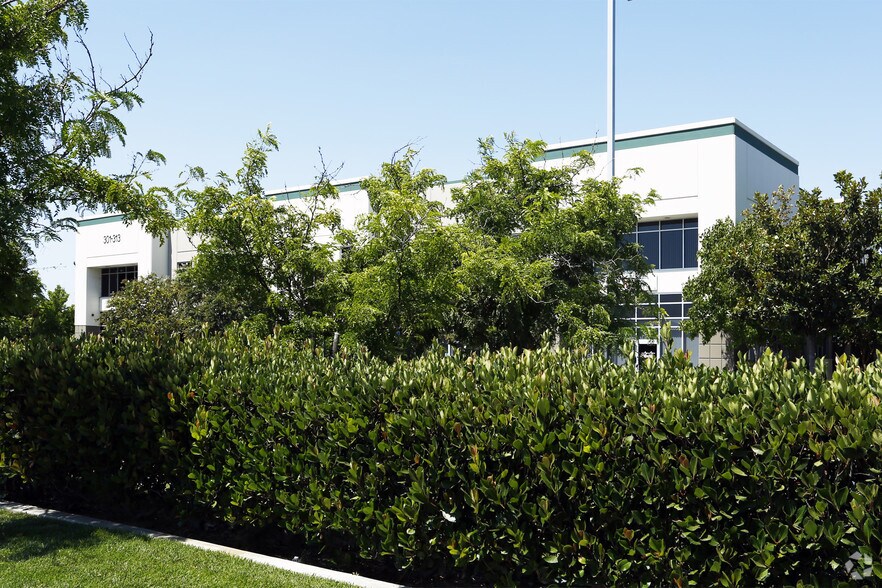 More Photos Of 301-313 Piercy Rd, San Jose Flex For Lease