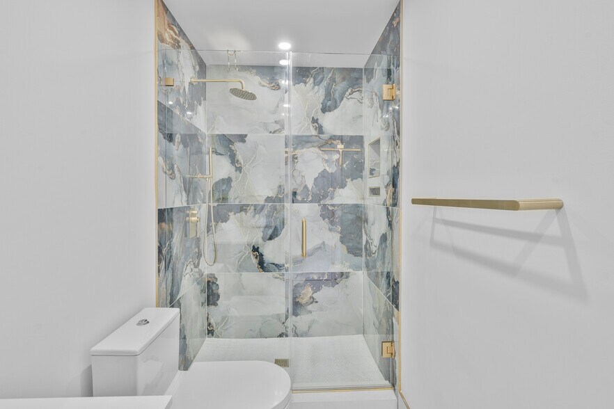 More Photos Of 2075-2129 W 76th St, Hialeah Showroom For Lease