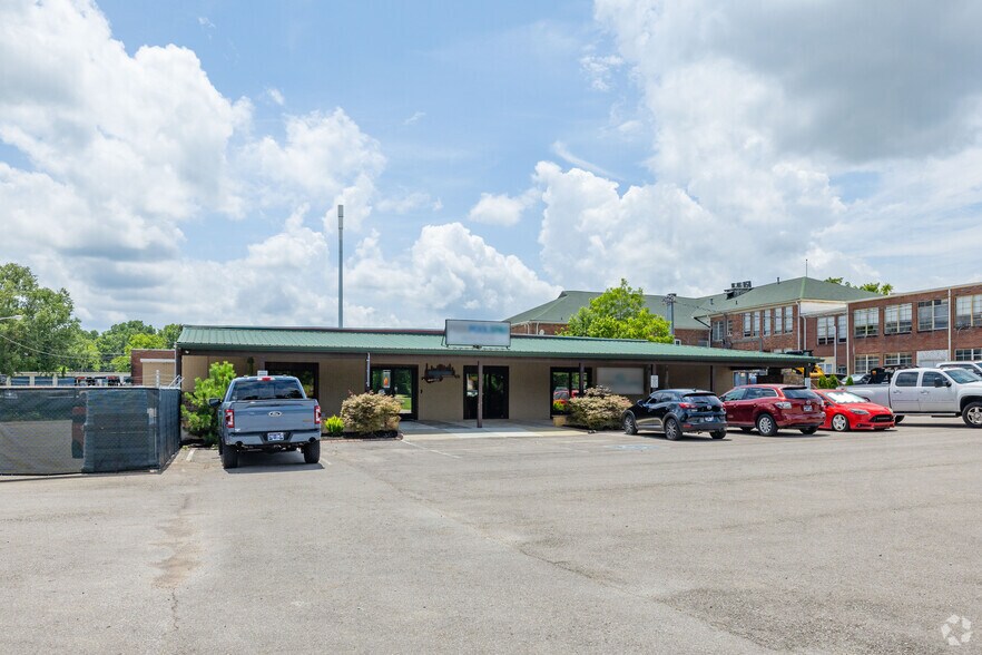 More Photos Of 2526-2530 Duplex Rd, Spring Hill Showroom For Sale