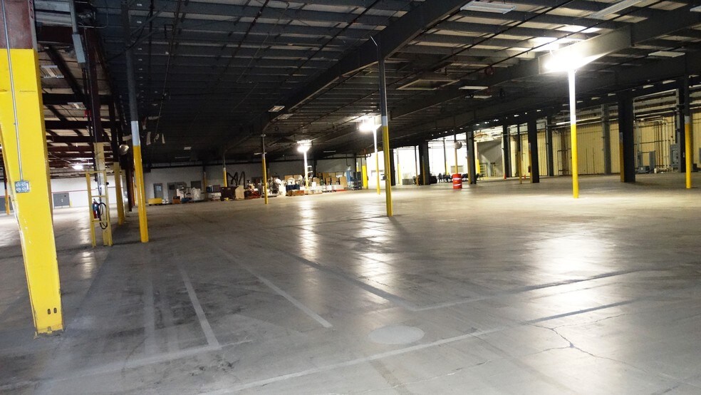 More Photos Of 2224 W College Ave, Normal Manufacturing For Lease