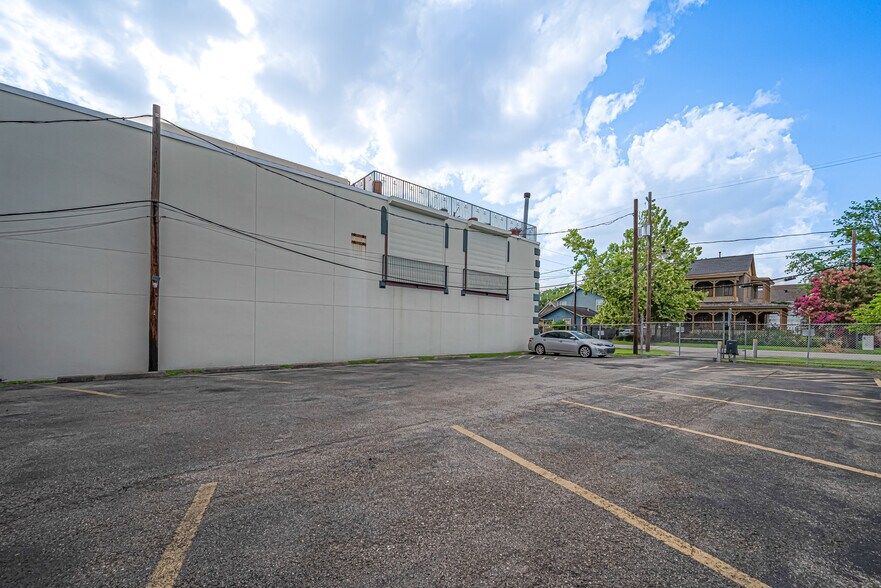 More Photos Of 1914 N Memorial Way, Houston Office For Lease