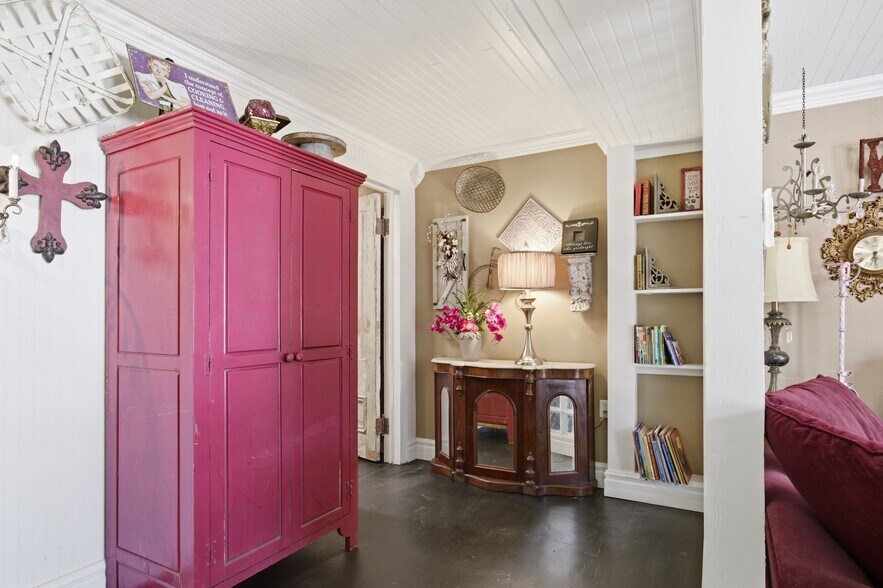 More Photos Of 10 S Side Sq, Cooper Freestanding For Sale