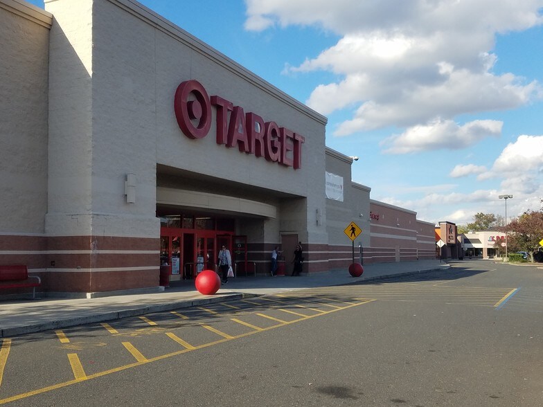 More Photos Of 350-400 Ryders Ln, Milltown General Retail For Lease