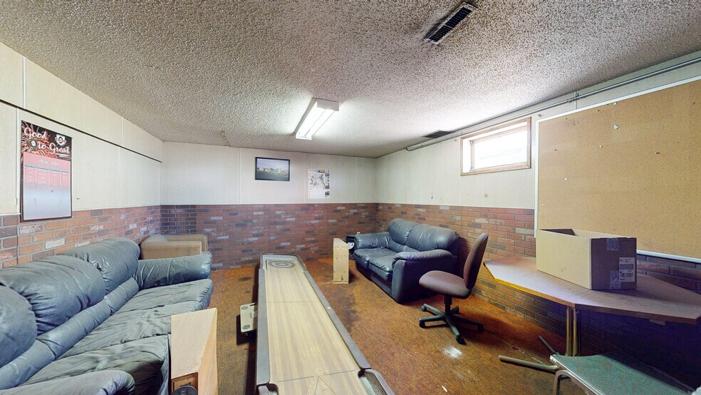 More Photos Of 662 15 St SW, Medicine Hat Industrial For Sale