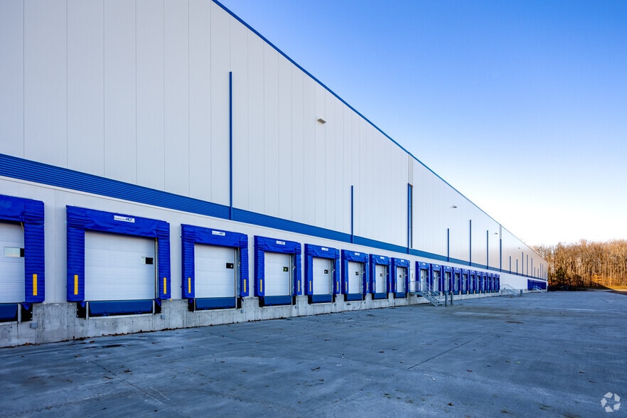 More Photos Of 4915 Rue Louis B Mayer, Laval Warehouse For Lease