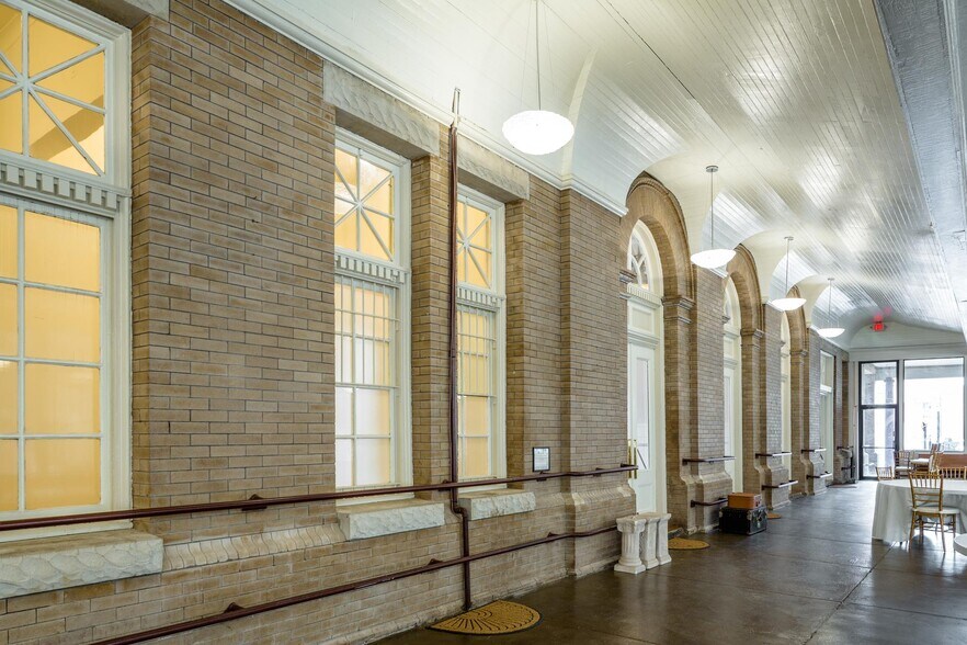 More Photos Of 12 Middlebrook Ave, Staunton Restaurant For Lease