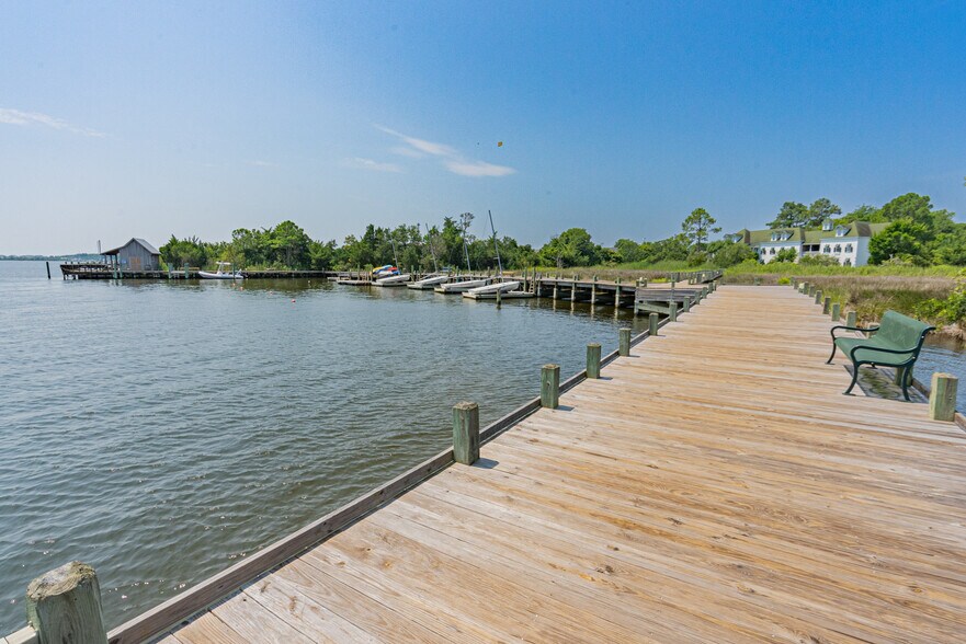 More Photos Of 207 Queen Elizabeth Ave, Manteo Storefront Retail Residential For Sale