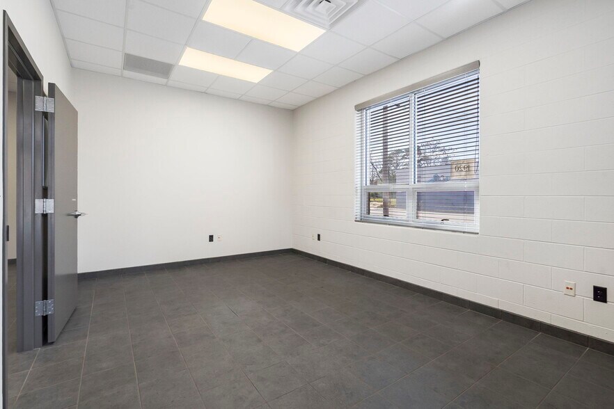 More Photos Of 1920 N National Ave, Springfield Warehouse For Lease