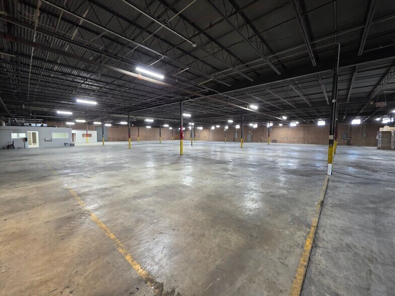 More Photos Of 915 Curtis St, Monroe Distribution For Lease