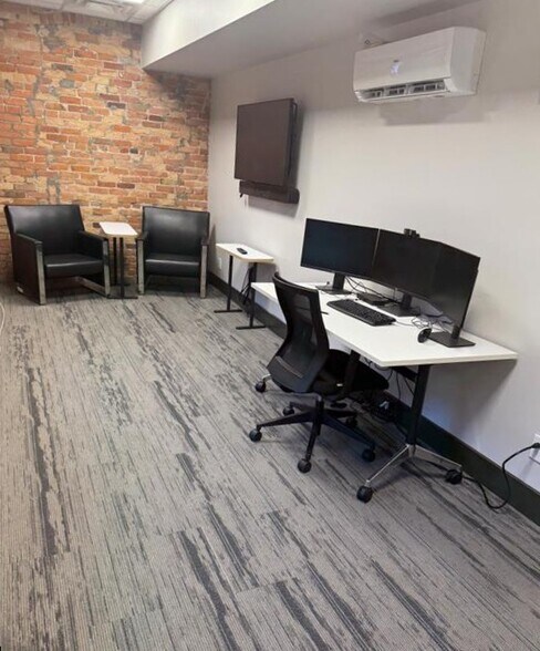 More Photos Of 46-58 Chatham St W, Windsor Office For Lease