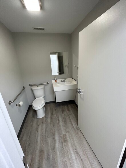 More Photos Of 105 Enterprise Dr, Cumming Unknown For Lease