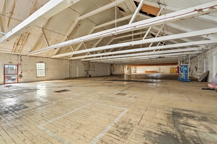 More Photos Of 81-85 Sargeant St, Holyoke Manufacturing For Lease