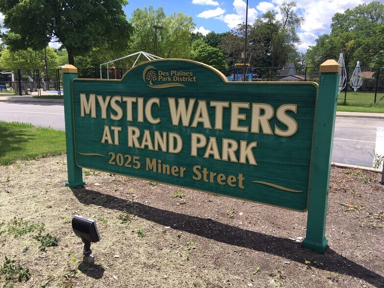 More Photos Of 2004 Miner St, Des Plaines Showroom For Lease