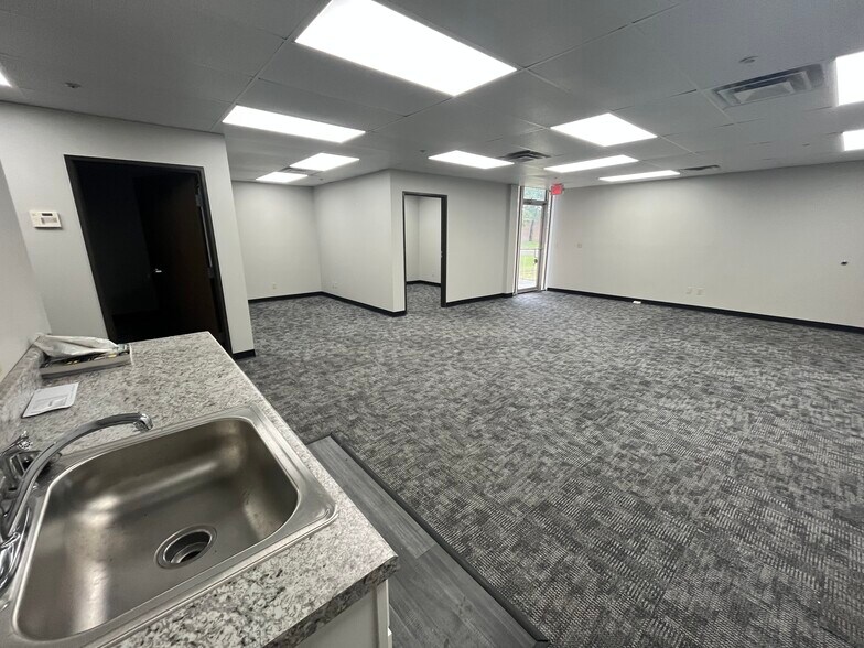 More Photos Of 4220-4232 Charter Ave, Oklahoma City Warehouse For Lease