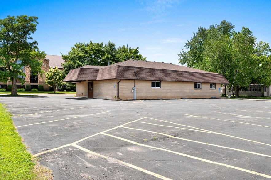 More Photos Of 712 S Pearl St, New London Office For Sale