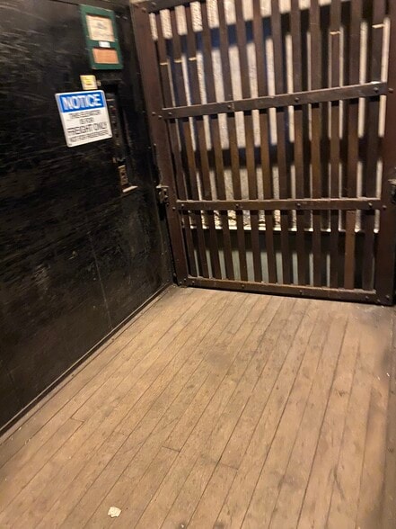 More Photos Of 4017 Liberty Ave, Pittsburgh Office For Sale