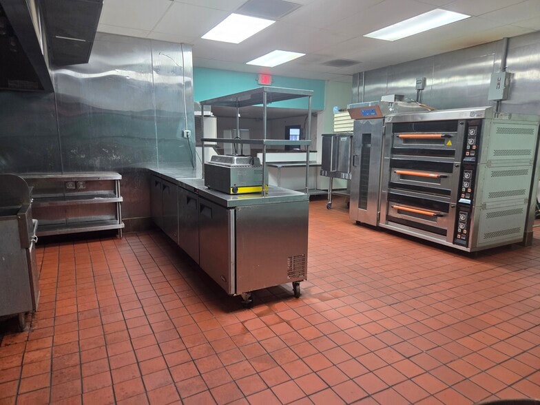 More Photos Of 38201 10th Ave, Zephyrhills Freestanding For Sale