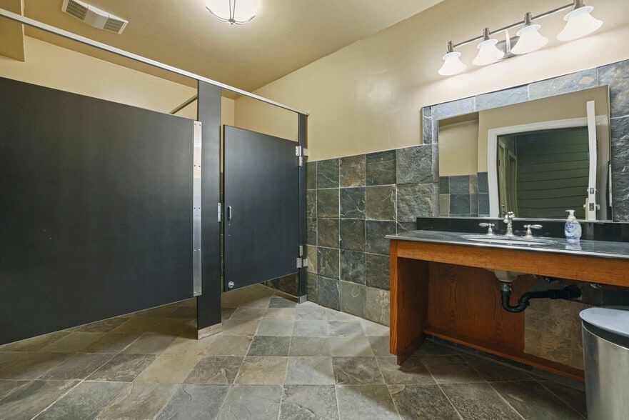 More Photos Of 621-627 13th St, Modesto Office For Lease