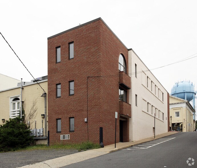 More Photos Of 82 Main St, Warrenton Office For Lease