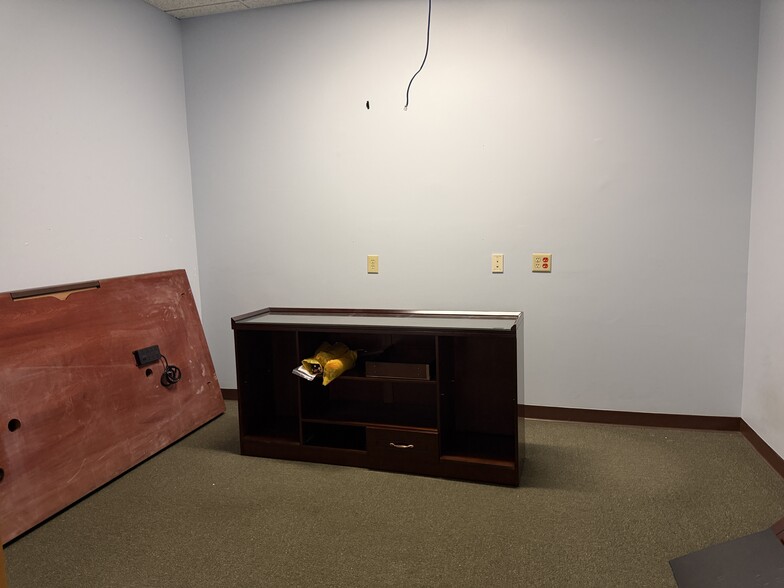 More Photos Of 15 Dawn Rd, Pinehurst Office For Lease