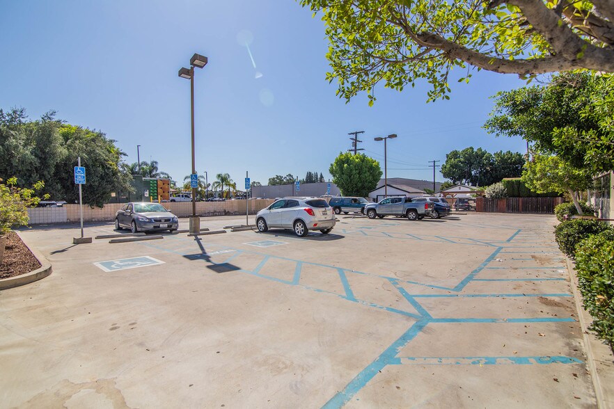 More Photos Of 22110 Roscoe Blvd, Canoga Park Medical For Lease