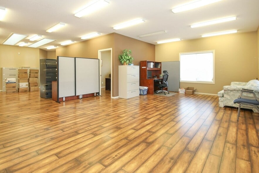 More Photos Of 5209 49A Ave, Bentley Office For Sale