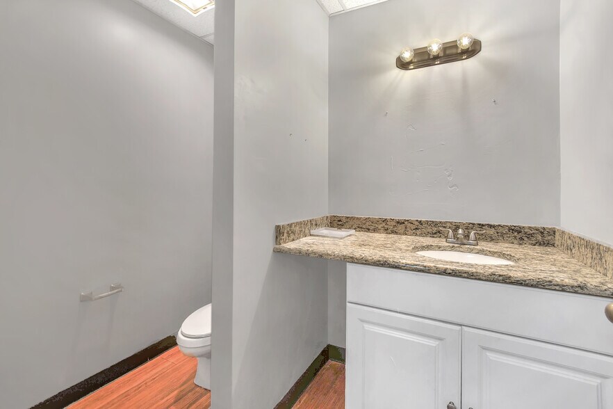 More Photos Of 949 Lane Ave S, Jacksonville Medical For Lease