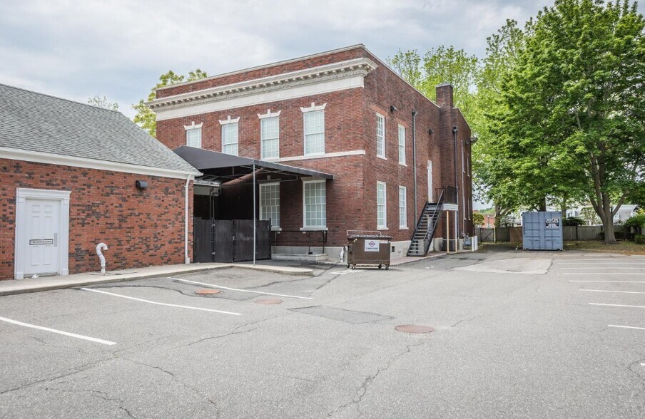 More Photos Of 1 Hampton Rd, Southampton Storefront Retail Office For Sale