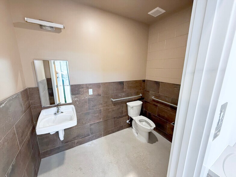 More Photos Of 348 SE Florida St, Stuart Flex For Lease