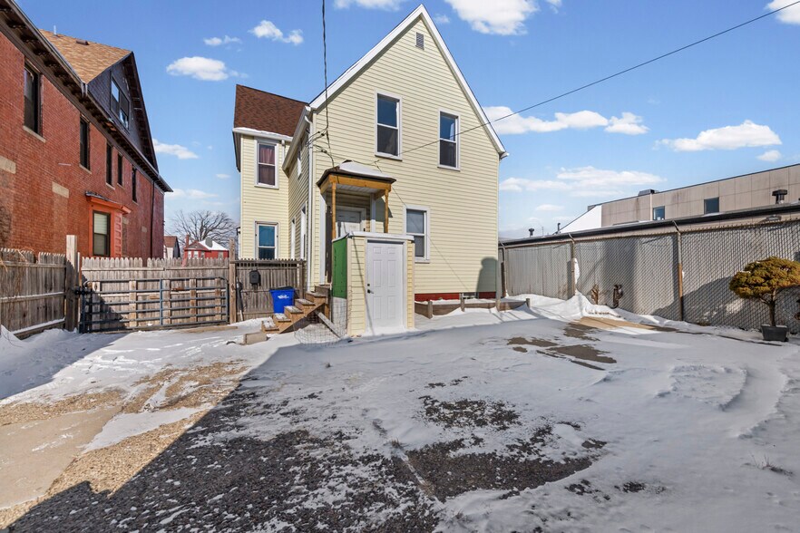 More Photos Of 3003 E Grand Blvd, Detroit Showroom For Lease